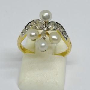 bague en or avec roses de diamants et grosses perles fines vers 1880