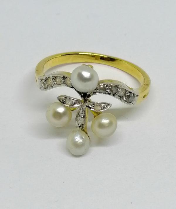 bague en or avec roses de diamants et grosses perles fines vers 1900, art nouveau.