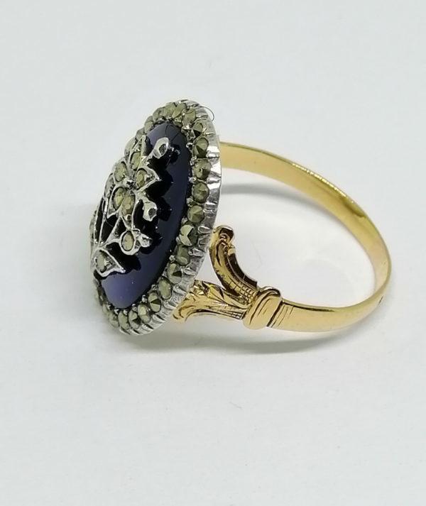 bague en or et argent avec fond guilloché d'émail bleu, et pavage de marcasites vers 1860