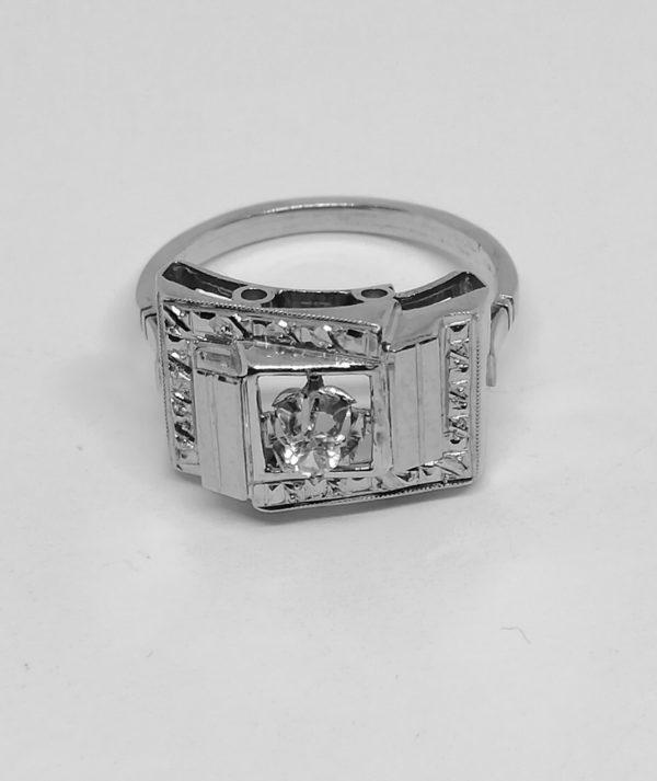 bague en or gris art déco avec saphir blanc vers 1930