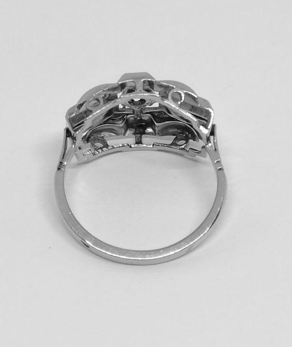bague en or gris art déco avec saphir blanc
