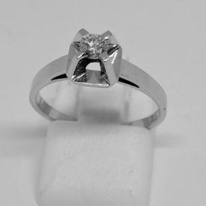 bague solitaire or gris avec diamant