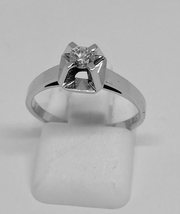 bague solitaire or gris avec diamant