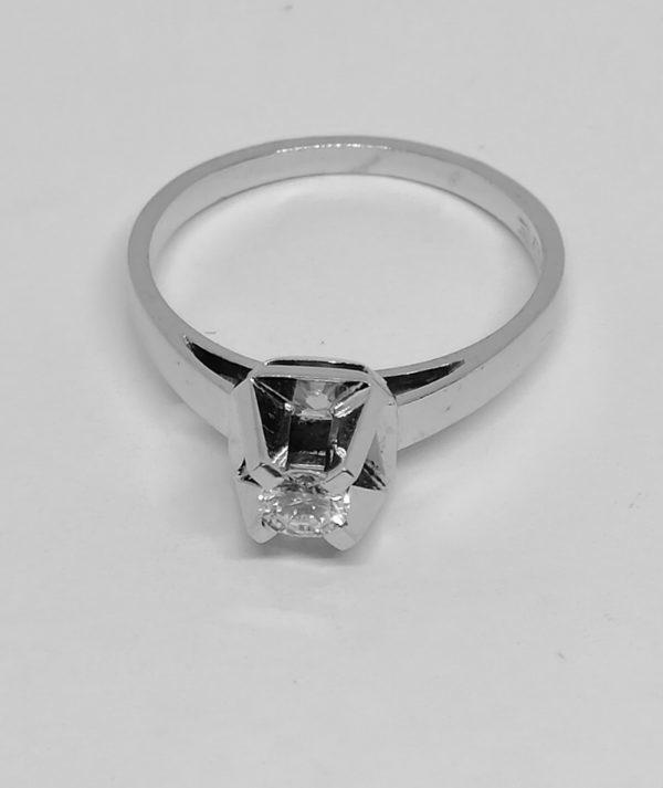 solitaire en or gris avec diamant taille moderne