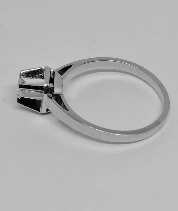 solitaire en or gris avec diamant