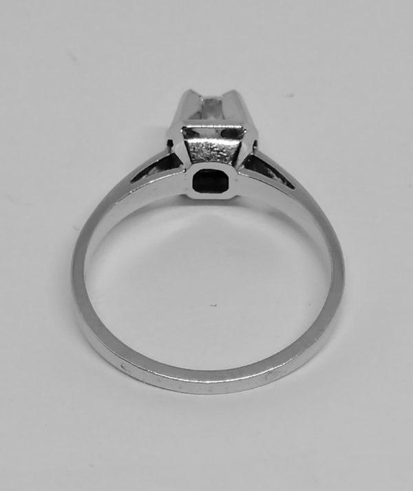 solitaire en or gris avec diamant taille moderne