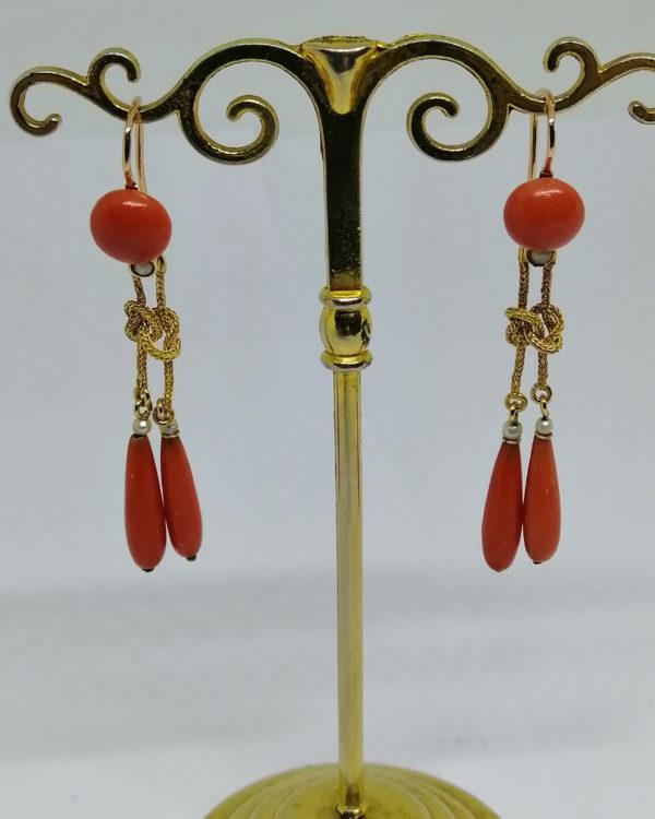 paire de boucles d'oreilles pendantes avec corail et perles fines