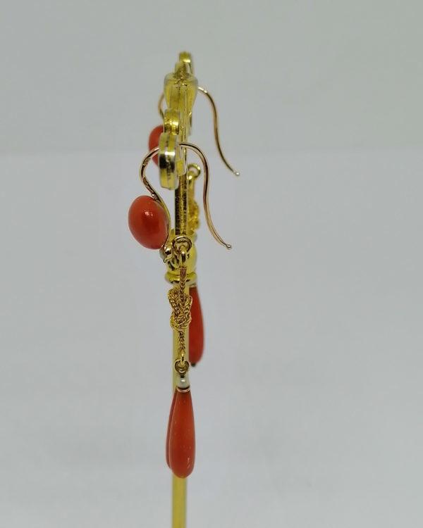 paire de boucles d'oreilles en or avec corail et perles fines vers 1860