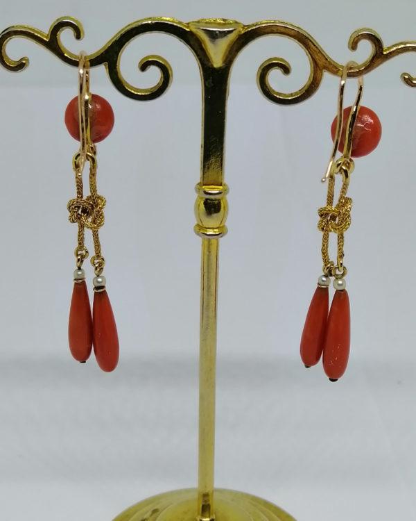 paire de boucles d'oreilles en or avec corail et perles fines vers 1860