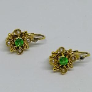 paire de boucles d'oreilles or avec émeraude et perles fines vers 1900