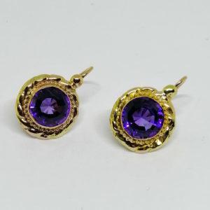 paire de boucles d'oreilles en or avec améthystes rondes vers 1860