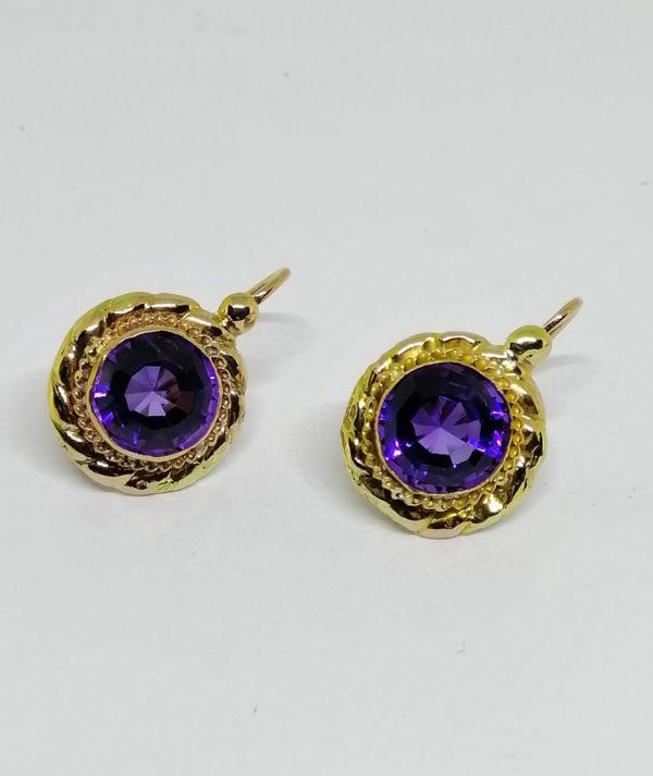 paire de boucles d'oreilles en or avec améthystes rondes vers 1860