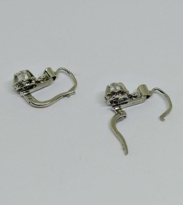 boucles d'oreilles en or gris avec saphir blanc vers 1930