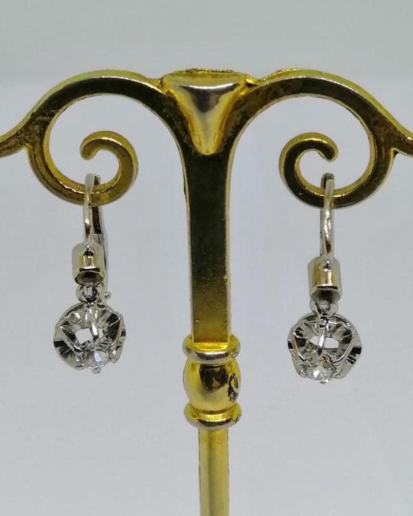 boucles d'oreilles en or gris avec saphir blanc vers 1930