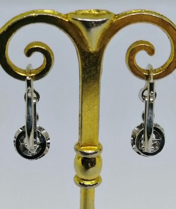 boucles d'oreilles en or gris avec saphir blanc vers 1930