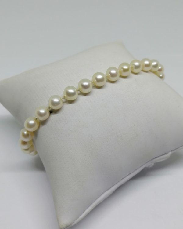 bracelet perles de culture et fermoir menotte en or