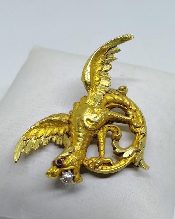 broche en or jaune et vert griffon vers 1860