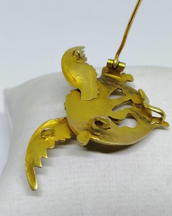 broche en or griffon vers 1860