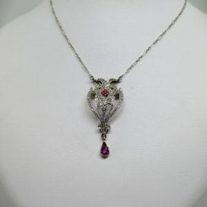 Collier en or avec pavage de roses de diamants et rubis vers 1900