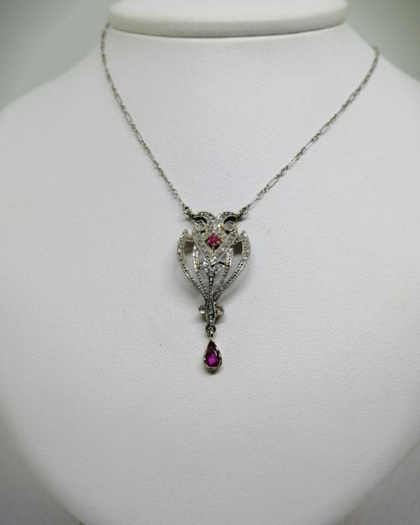 Collier en or avec pavage de roses de diamants et rubis vers 1900