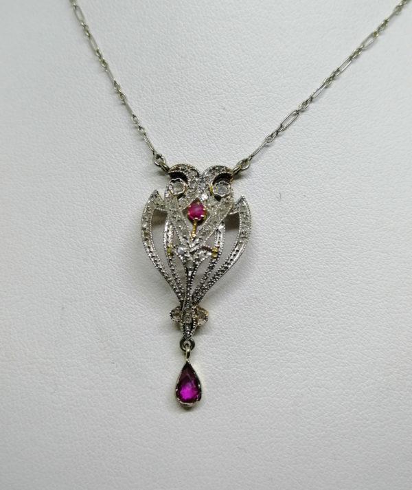 collier en or avec pavage de roses de diamants et rubis vers 1900