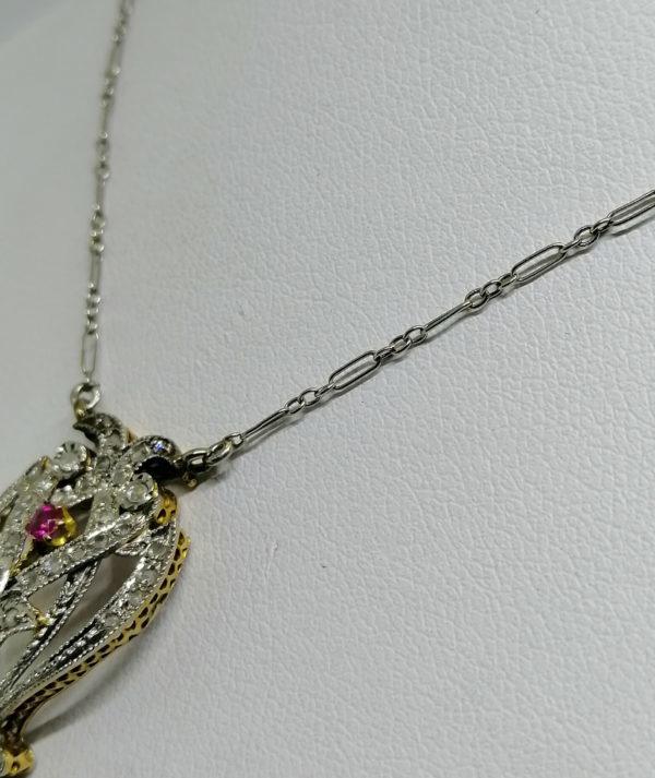 collier en or avec pavage de roses de diamants et rubis vers 1900