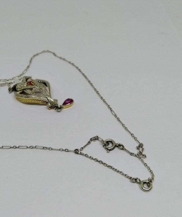 collier en or avec pavage de roses de diamants et rubis vers 1900