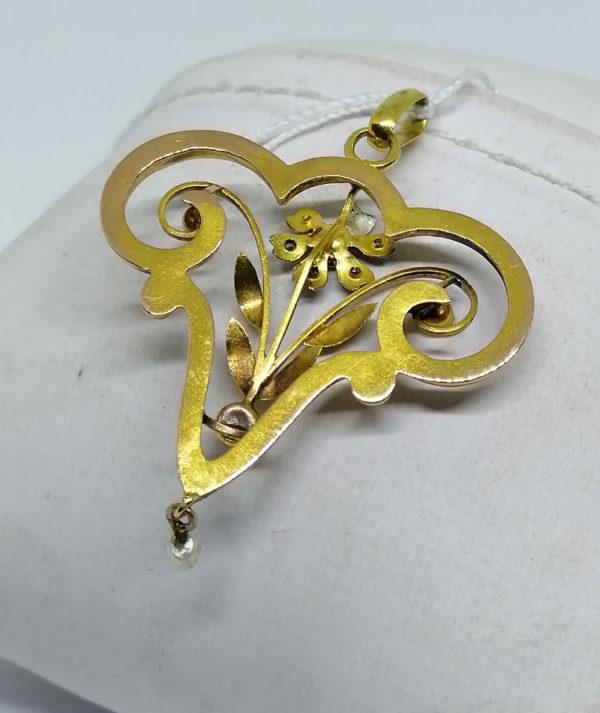 pendentif en or de forme typique de l'art nouveau vers 1900