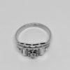 bague argent art déco de forme géométrique et sertie de saphirs blanc art déco vers 1930.