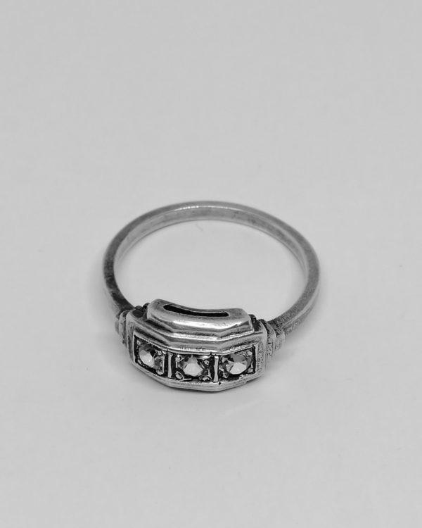 bague argent art déco avec saphirs blanc vers 1930.