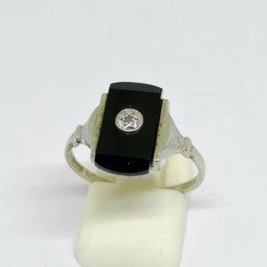 bague argent avec onyx et petite rose de diamant vers 1925