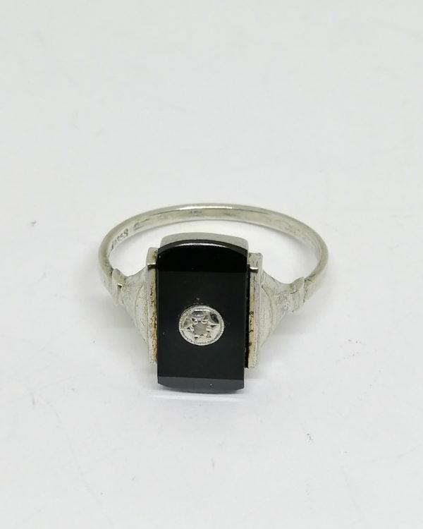 bague argent avec onyx plat et rose de diamant vers 1925