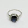 bague en or gris avec saphir et diamants vers 1930.