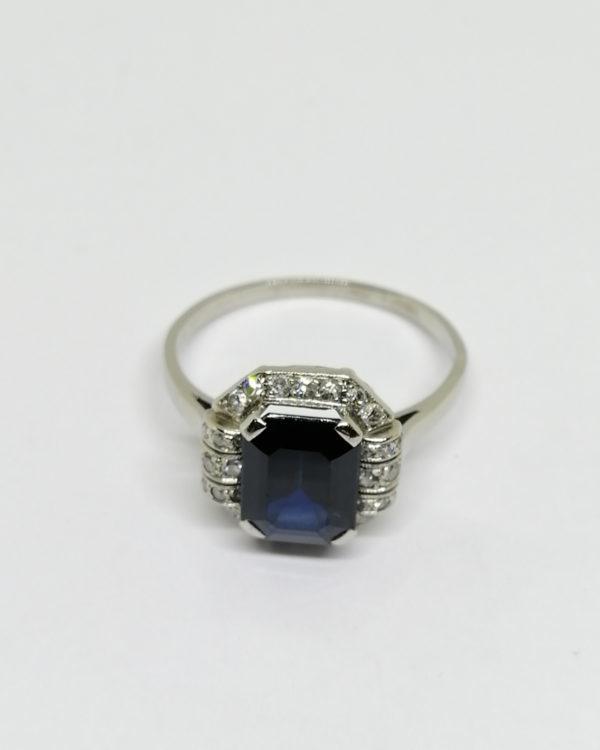 bague en or gris avec saphir et diamants vers 1930.