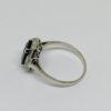 bague en or gris avec saphir et diamants vers 1930.