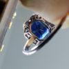 bague en or gris avec saphir et diamants art déco vers 1930.