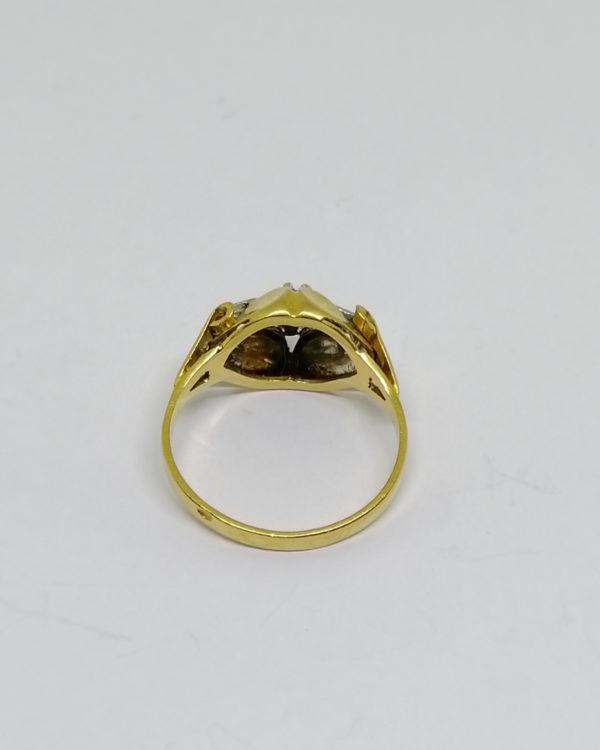 bague en or bicolore avec un petit diamant, vers 1920.