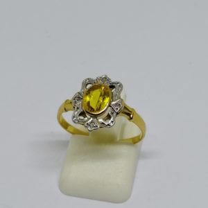 bague en or bicolore avec saphir jaune de synthèse et roses de diamants, vers 1920.