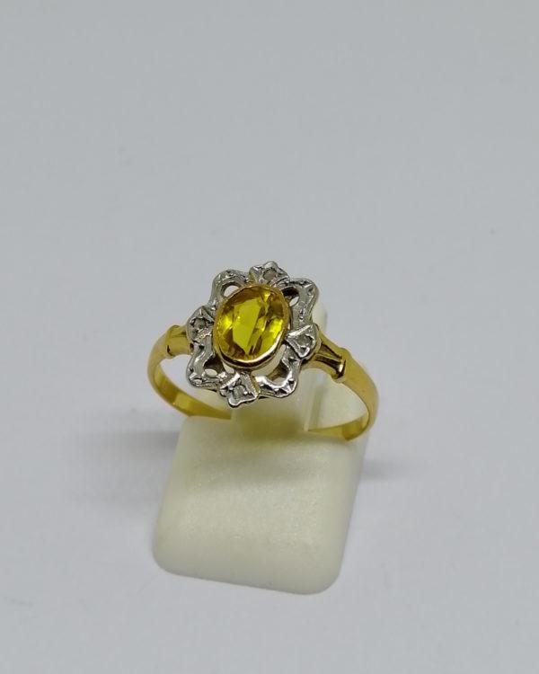 bague en or bicolore avec saphir jaune de synthèse et roses de diamants, vers 1920.