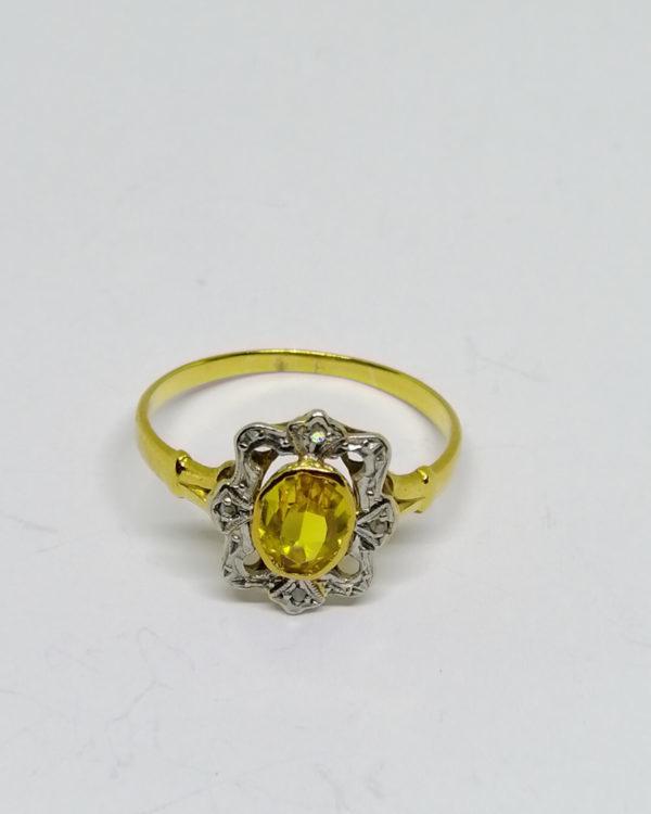 bague en or bicolore avec saphir jaune de synthèse et roses de diamants vers 1920.