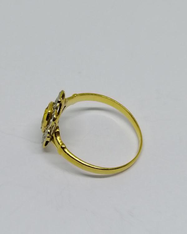 bague en or bicolore avec saphir jaune de synthèse et roses de diamants vers 1920.