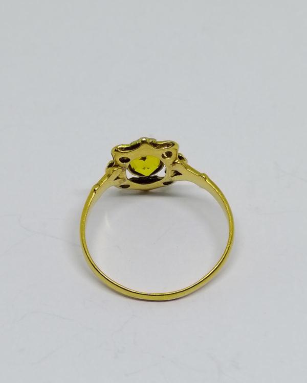 bague en or bicolore avec saphir jaune de synthèse et roses de diamants, vers 1920.