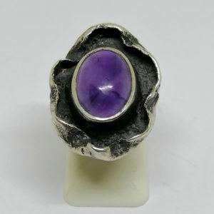 bague argent et cabochon d'améthyste vers 1950-70.