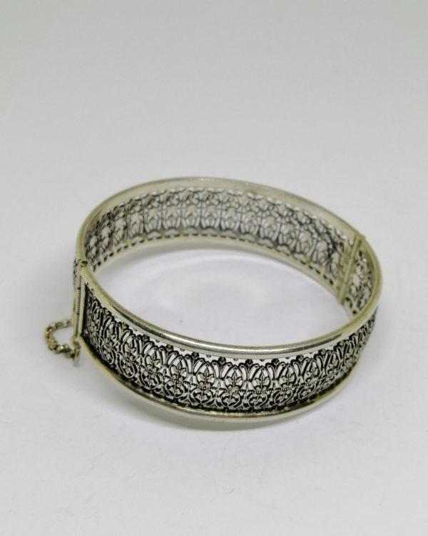 bracelet argent avec au centre une frise ajourée vers 1920.