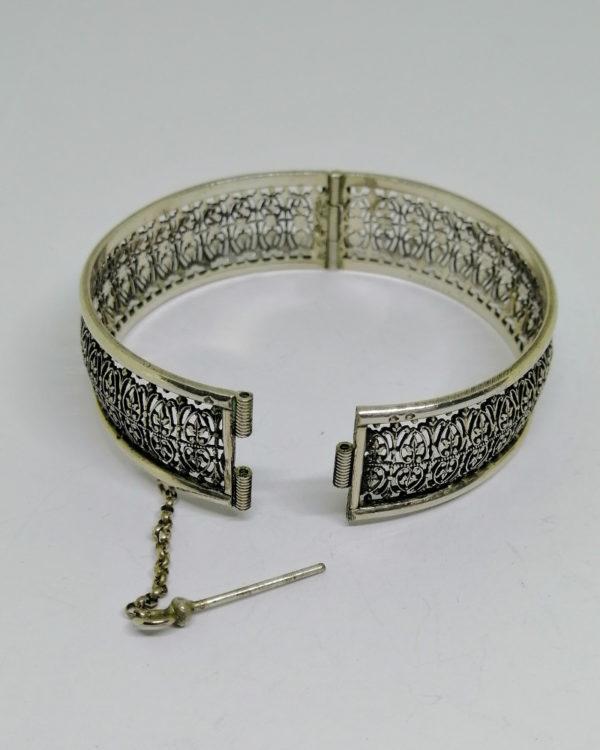 bracelet argent avec au centre une frise ajourée vers 1920.