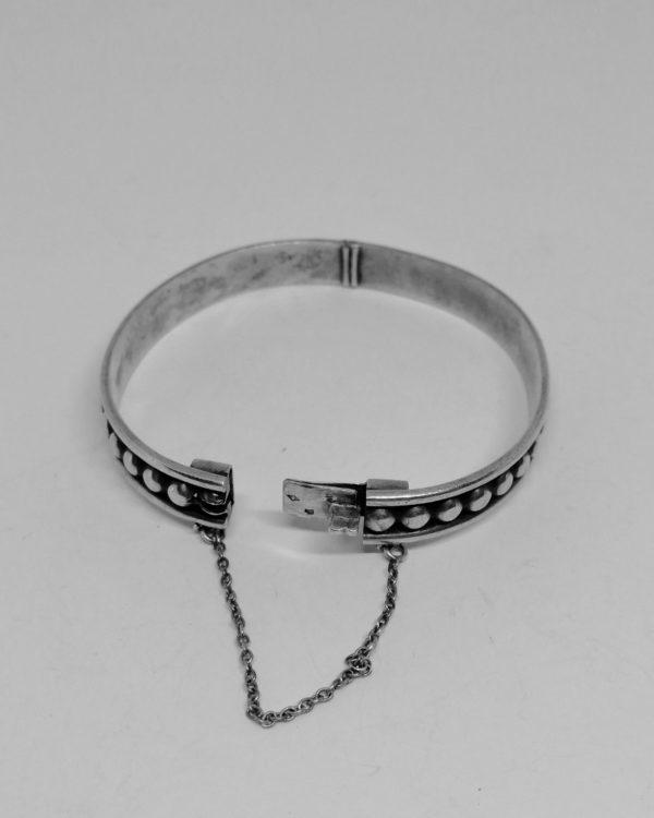 bracelet argent , jonc pour bébé ou enfant, décor perlé vers 1900.