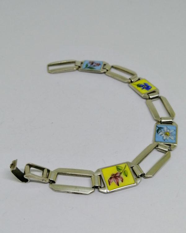 bracelet argent maillon rectangulaire et émaillé de fleurs vers 1925.