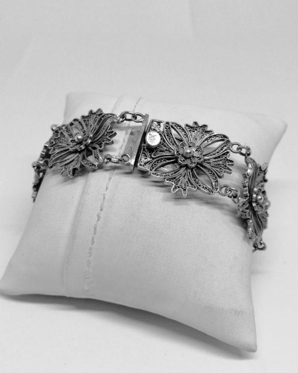 bracelet argent avec maillon forme de fleur filigranée vers 1920-30.