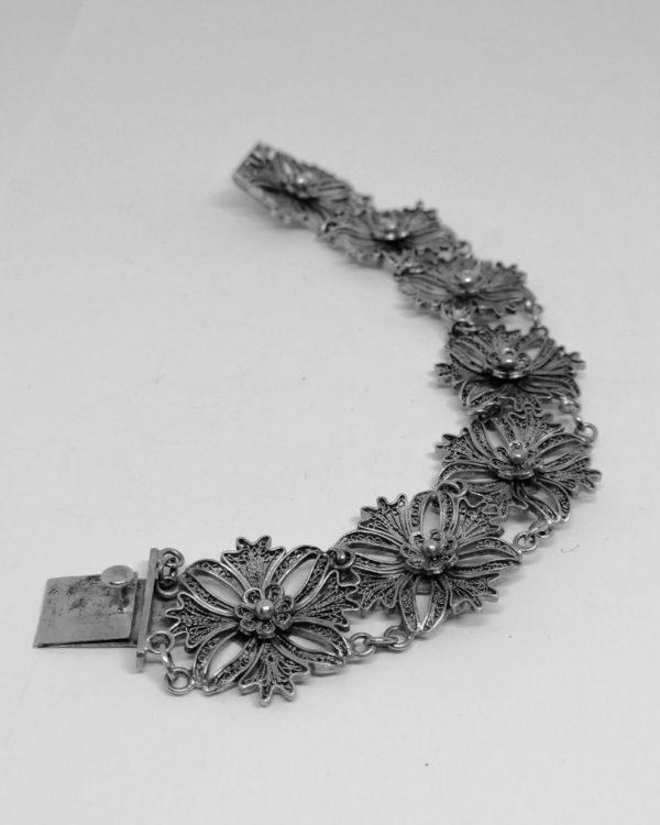 bracelet argent avec maillon en forme de fleur filigrané, vers 1920-30.