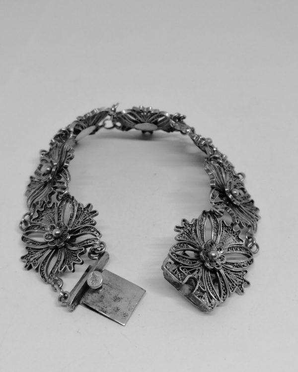 bracelet argent avec maillon en forme de fleur filigrané, vers 1920-30.